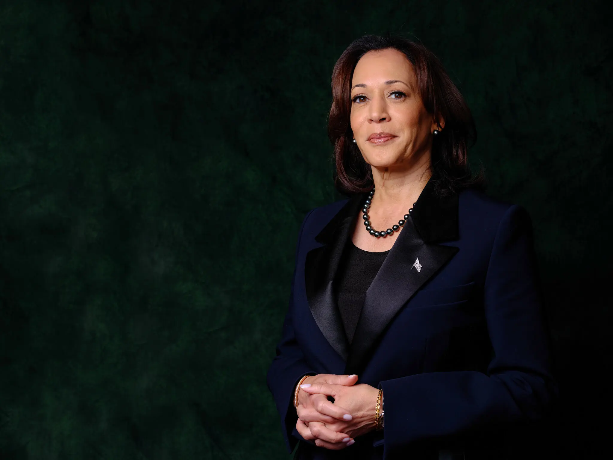 Керівник Офісу Президента України Андрій Єрмак розмовляє по телефону з радником Камали Гарріс